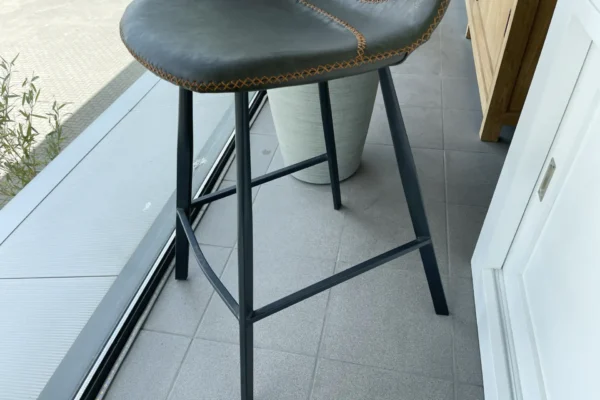 Tabouret de bar moderne ECO en cuir avec pied en métal. Tabouret de bar haut et luxueux au look moderne - TEAK2.