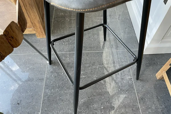 Tabouret de bar moderne ECO en cuir avec pied en métal. Tabouret de bar haut et luxueux au look moderne - TEAK2.