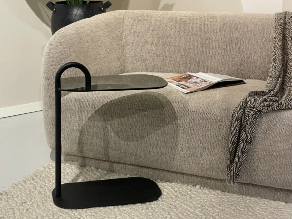 Table basse au look élégant. Dotée d'un élégant pied en U, cette table se caractérise par son aspect épuré et élégant.
