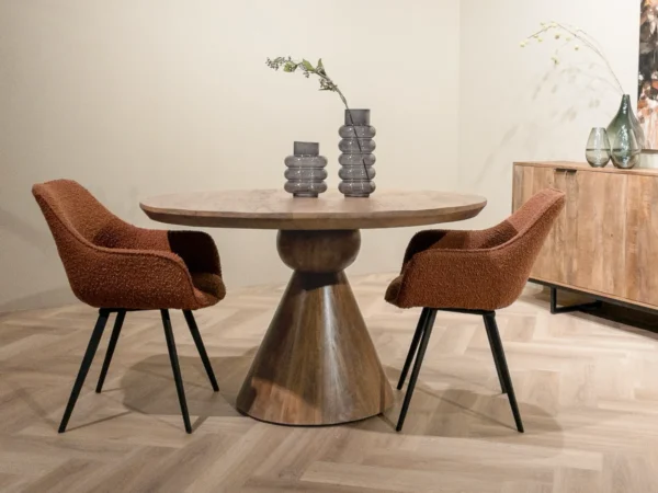 Table ronde unique de forme organique. Cette table est dotée d'un élégant plateau en bois et d'un pied rond et bulbeux.