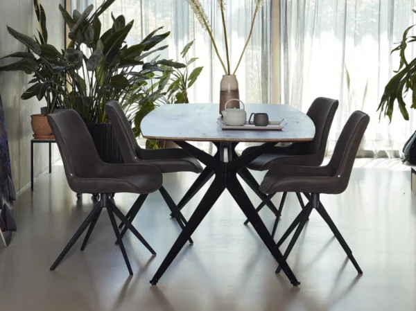 Industriële design tafel met een stoere uitstraling. Deze tafel is uitgevoerd met een stijlvolle en aparte metalen poot, Scandinavisch design
