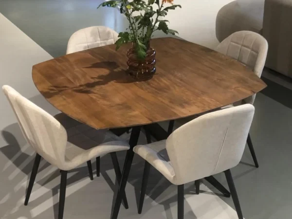 Industriële design tafel met een stoere uitstraling. Deze tafel is uitgevoerd met een stijlvolle en aparte metalen poot, Scandinavisch design