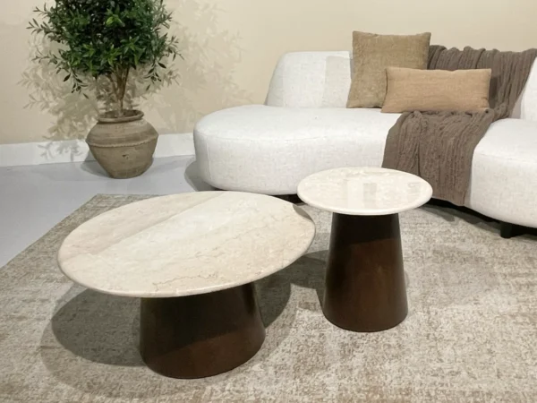 Trendy marmeren ronde salontafel met hout. Stijlvol marmeren blad en typeert zich door de combinatie met houten onderstel en ronde vorm.