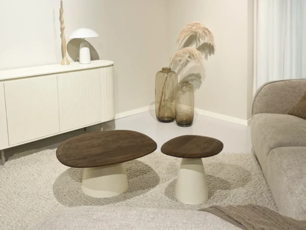 Trendy salontafel beige hout. Deze tafel is uitgevoerd met een organisch rond houten blad en typeert zich door combinatie van hout en beige onderstel