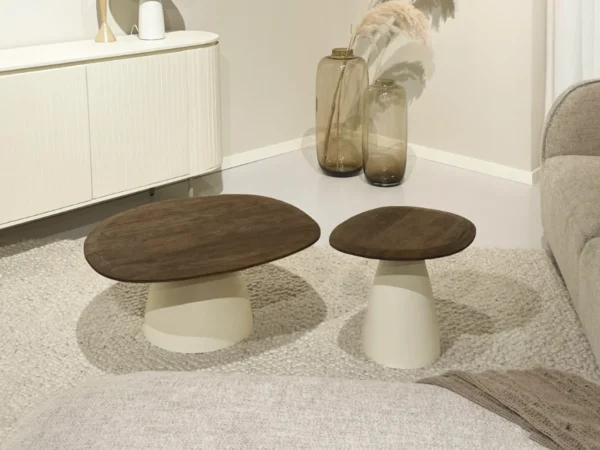 Trendy salontafel beige hout. Deze tafel is uitgevoerd met een organisch rond houten blad en typeert zich door combinatie van hout en beige onderstel