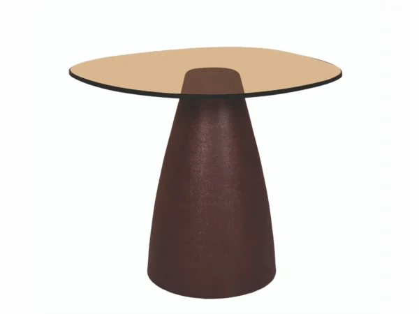 Trendiger beiger Beistelltisch mit Glas. Dieser Tisch wird mit einer organischen, runden Glasplatte und einem beigen, bordeauxfarbenen oder braunen Sockel geliefert.