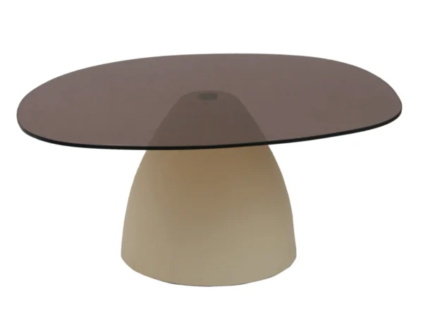 Trendiger beiger Beistelltisch mit Glas. Dieser Tisch wird mit einer organischen, runden Glasplatte und einem beigen, bordeauxfarbenen oder braunen Sockel geliefert.