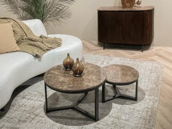 Ronde salontafel met marmer en metaal.Met een stijlvol emperador marmeren blad en typeert zich door de combinatie met het metalen frame.