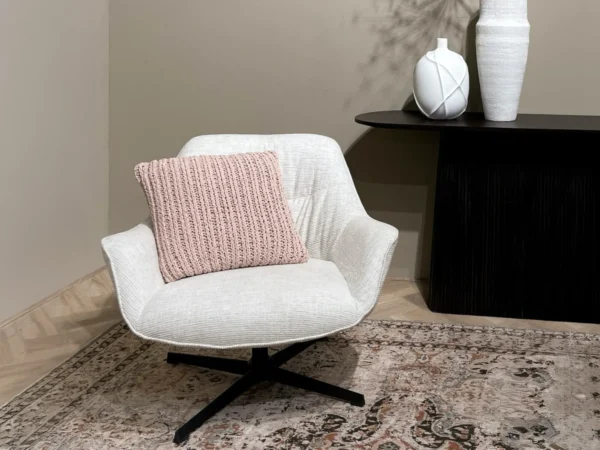 Moderne draaifauteuil met een modern design. Deze fauteuil is uitgevoerd met halfhoge rugleuning, armleuning en typeert zich door zijn draaiend onderstel.