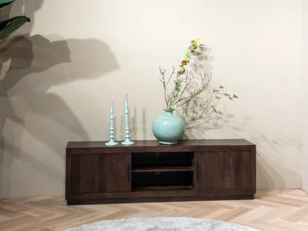 Meuble TV étroit avec compartiment central ouvert. Ce meuble TV moderne est doté de portes à charnières. Style minimaliste et compartiment ouvert.