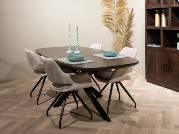 Dunkelbrauner Designer-Esstisch aus robustem Hartholz mit Metallbein. Dieser Tisch hat ein Spinnenbein und eine ovale Platte im dänischen Design.
