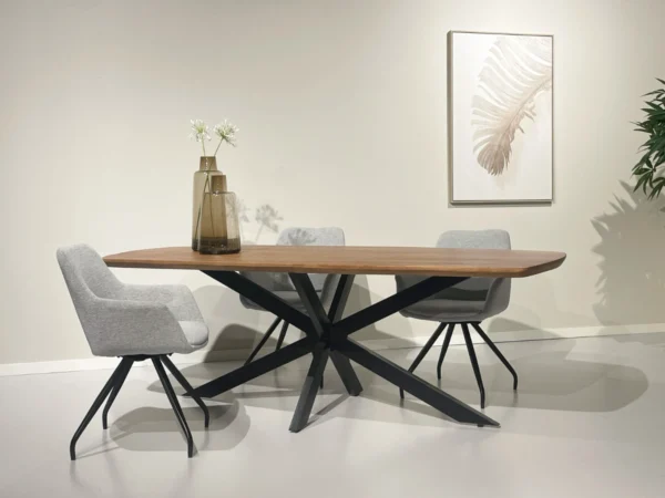 Deens design eettafel in duurzaam hardhout met metalen poot. Deze tafel is uitgevoerd met een spinpoot en Deens design ovaal blad.
