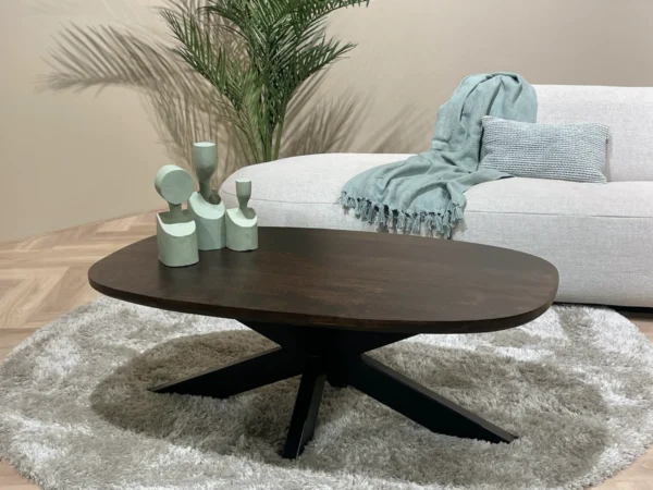 Dunkelbrauner Designer-Couchtisch aus robustem Hartholz mit Metallbein. Dieser Couchtisch hat ein Spinnenbein und eine ovale Platte im dänischen Design.