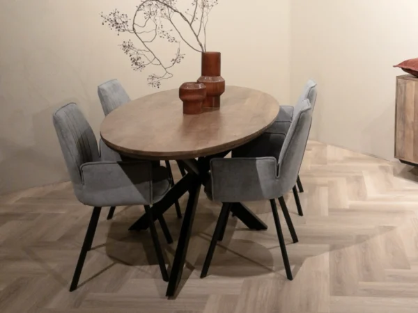 Table de salle à manger ovale au design naturel en bois dur durable avec pied en métal. Cette table a un pied en forme d'araignée et un plateau ovale.