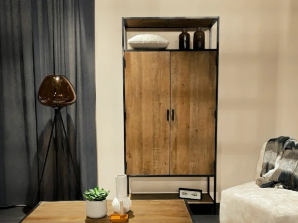 Houten wandkast met open vakken en deuren. Deze houten wandkast typeert zich door de minimalistische stijl en open vakken.