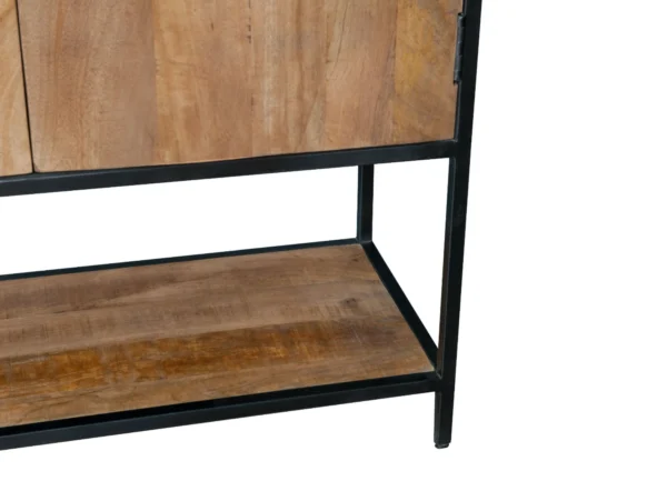 Houten wandkast met open vakken en deuren. Deze houten wandkast typeert zich door de minimalistische stijl en open vakken.