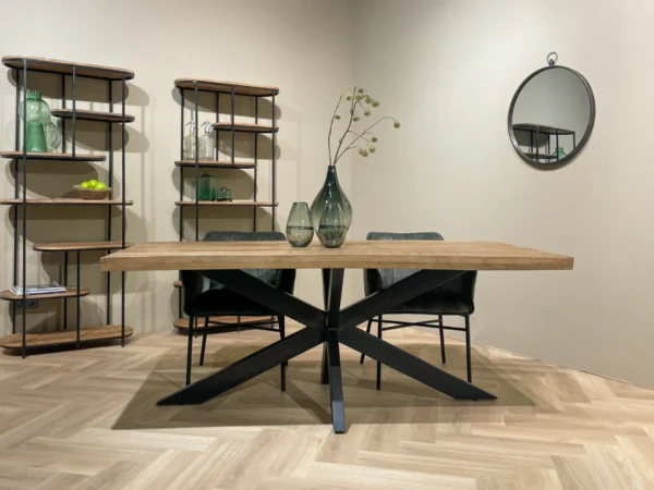 Table de salle à manger industrielle en bois avec pied araignée en métal. Cette table est dotée d'un plateau en bois dur durable et d'un pied araignée en métal.