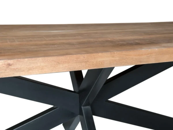 Table de salle à manger industrielle en bois avec pied araignée en métal. Cette table est dotée d'un plateau en bois dur durable et d'un pied araignée en métal.