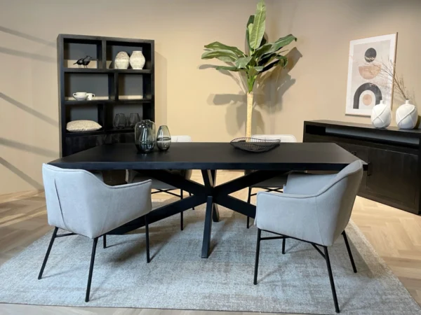 Industriële zwarte eettafel hout met metalen spinpoot. Deze tafel is uitgevoerd met een duurzaam hardhouten blad en metalen spinpoot.