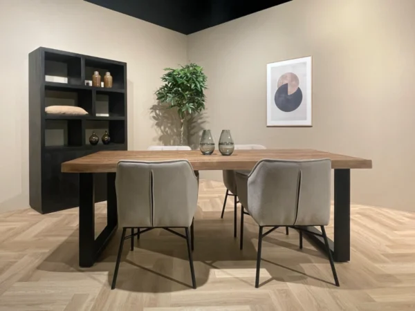 Industrieller Baumstammtisch mit Metall-U-Fuß. Dieser Tisch verfügt über eine robuste Hartholzplatte, ein Baumstamm-Modell und einen U-Fuß aus Metall.