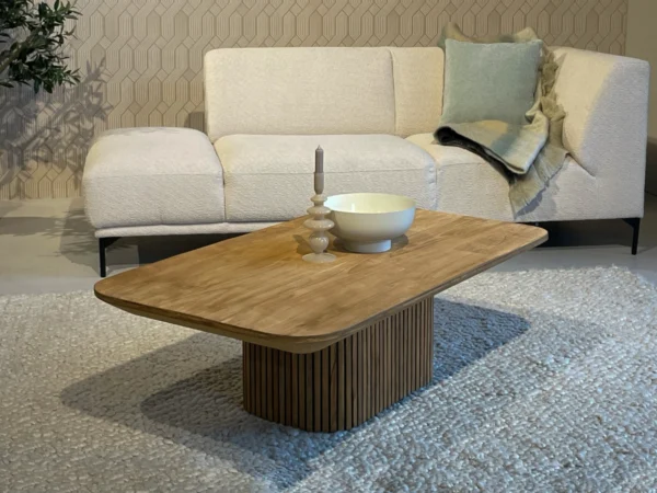Trendy teak coffee table, fitted with a centre leg with slats. This table features a stylish base and rounded top.