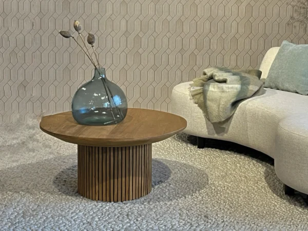 Trendy teak coffee table, fitted with a centre leg with slats. This table features a stylish base and rounded top.