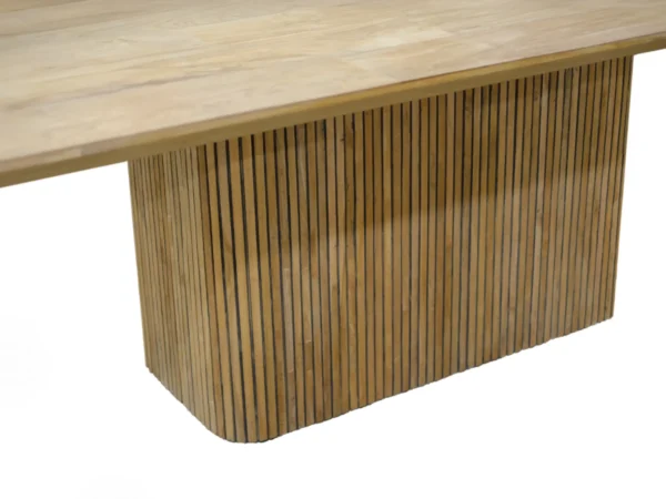 Table de salle à manger tendance en teck, équipée d'un pied central à lattes. Cette table présente une base élégante et un plateau arrondi.