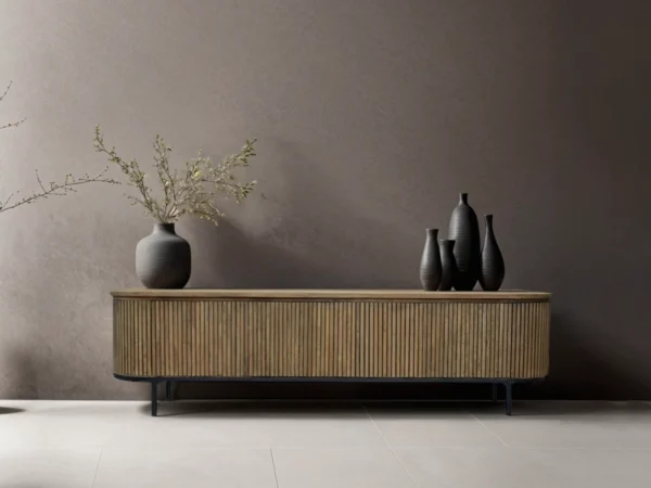 Meuble TV tendance en teck équipé de lattes. Ce meuble TV est équipé d'une base en métal et de côtés arrondis.