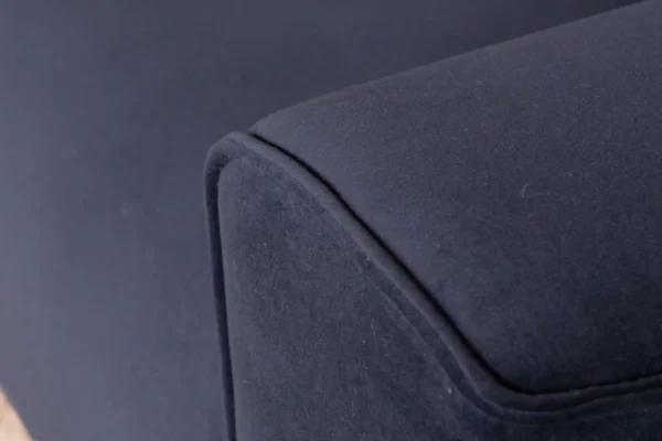 Duurzame, moderne en comfortabele hoekbank in velvet met ronde elementen en metalen zwart onderstel - meubelwinkel TEAK2.