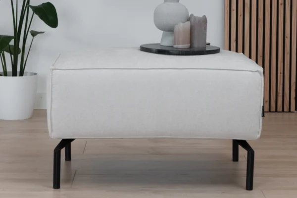 Duurzame, comfortabele en moderne poef in gerecycled polyester met metalen zwart onderstel. Design hocker in gemêleerde stof - TEAK2.