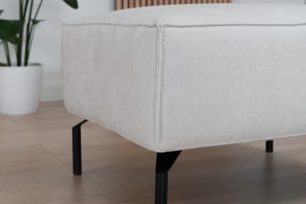 Duurzame, comfortabele en moderne poef in gerecycled polyester met metalen zwart onderstel. Design hocker in gemêleerde stof - TEAK2.