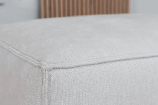 Duurzame, comfortabele en moderne poef in gerecycled polyester met metalen zwart onderstel. Design hocker in gemêleerde stof - TEAK2.