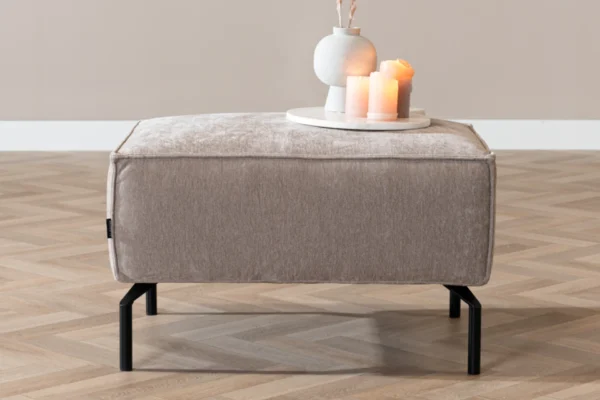 Duurzame, comfortabele en moderne poef in gerecycled polyester met metalen zwart onderstel. Design hocker in gemêleerde stof - TEAK2.