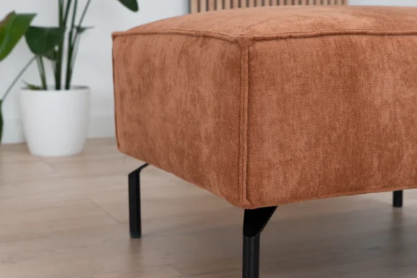 Duurzame, comfortabele en moderne poef in gerecycled polyester met metalen zwart onderstel. Design hocker in gemêleerde stof - TEAK2.