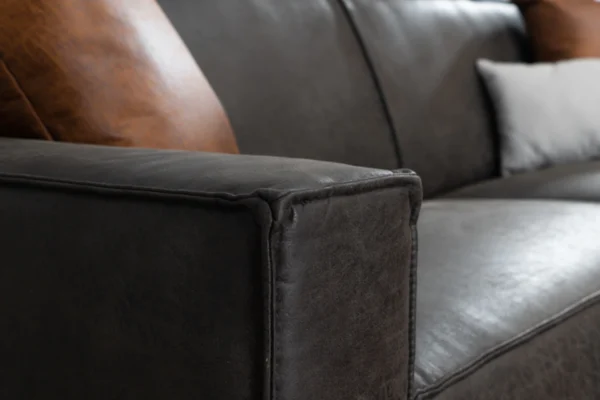 Duurzame, comfortabele en moderne bank in ECO-leder met metalen zwart onderstel. Luxe leren bank 3-zits, lederen sofa - TEAK2.