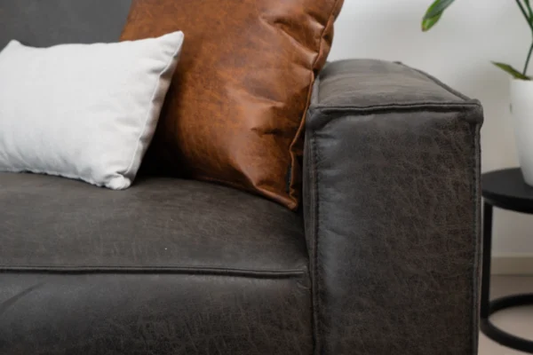 Duurzame, comfortabele en moderne bank in ECO-leder met metalen zwart onderstel. Luxe leren bank 3-zits, lederen sofa - TEAK2.
