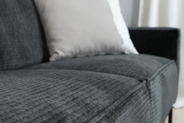 Sustainable, comfortable, and contemporary sofa in ribbed fabric with black metal base. Ribbed fabric sofa in recycled polyester, 3-seater sofa - TEAK2.