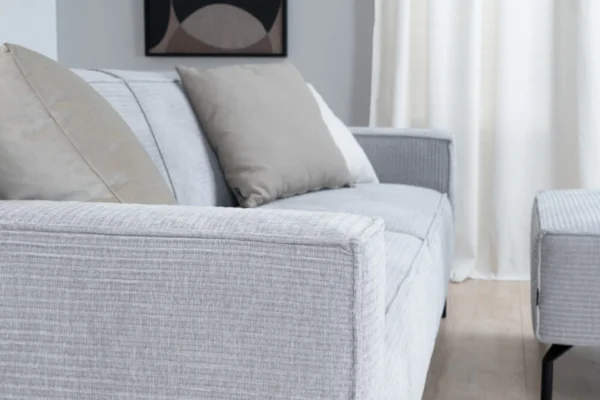 Sustainable, comfortable, and contemporary sofa in ribbed fabric with black metal base. Ribbed fabric sofa in recycled polyester, 3-seater sofa - TEAK2.