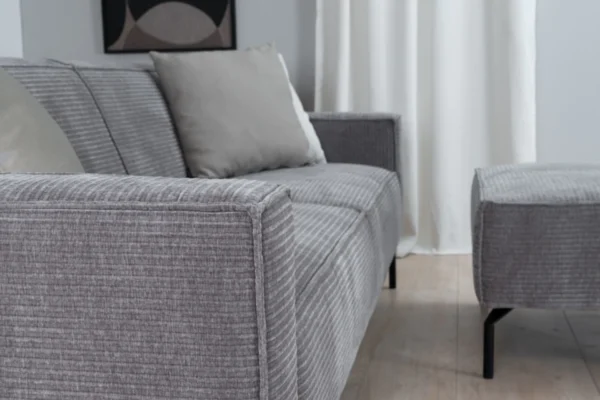 Sustainable, comfortable, and contemporary sofa in ribbed fabric with black metal base. Ribbed fabric sofa in recycled polyester, 3-seater sofa - TEAK2.