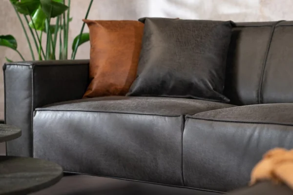 Duurzame, comfortabele en moderne hoekbank in ECO-leder met metalen zwart onderstel. Luxe leren bank 3-zits, lederen sofa - TEAK2.