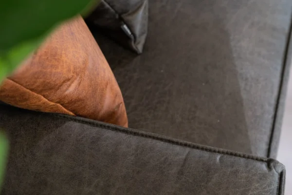 Duurzame, comfortabele en moderne hoekbank in ECO-leder met metalen zwart onderstel. Luxe leren bank 3-zits, lederen sofa - TEAK2.