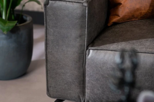 Duurzame, comfortabele en moderne hoekbank in ECO-leder met metalen zwart onderstel. Luxe leren bank 3-zits, lederen sofa - TEAK2.
