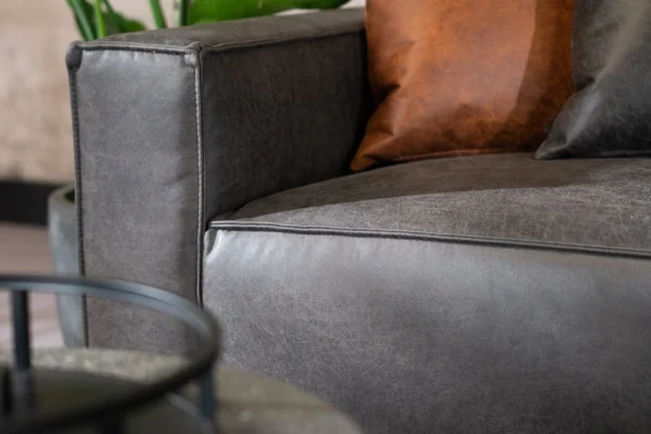 Duurzame, comfortabele en moderne hoekbank in ECO-leder met metalen zwart onderstel. Luxe leren bank 3-zits, lederen sofa - TEAK2.