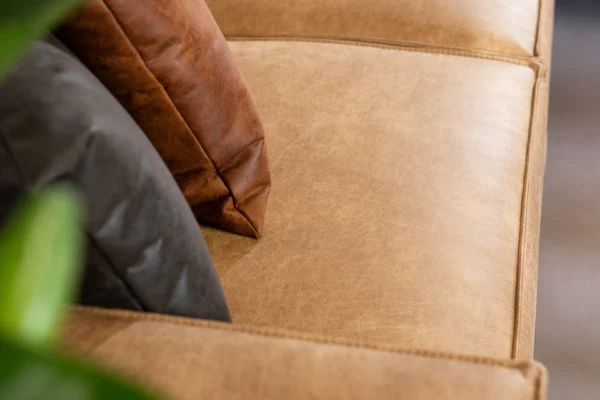 Duurzame, comfortabele en moderne hoekbank in ECO-leder met metalen zwart onderstel. Luxe leren bank 3-zits, lederen sofa - TEAK2.