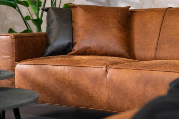 Duurzame, comfortabele en moderne hoekbank in ECO-leder met metalen zwart onderstel. Luxe leren bank 3-zits, lederen sofa - TEAK2.