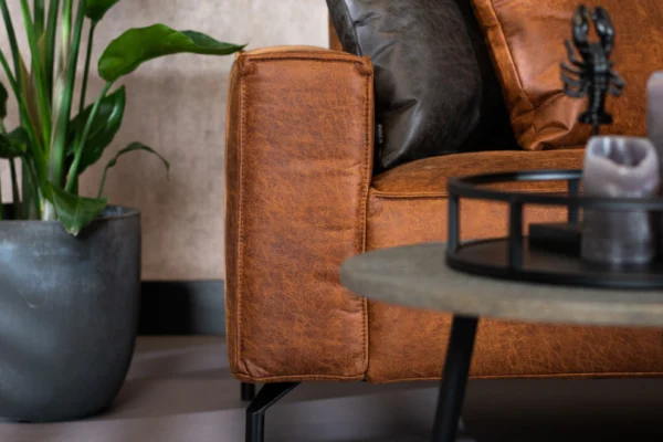 Duurzame, comfortabele en moderne hoekbank in ECO-leder met metalen zwart onderstel. Luxe leren bank 3-zits, lederen sofa - TEAK2.