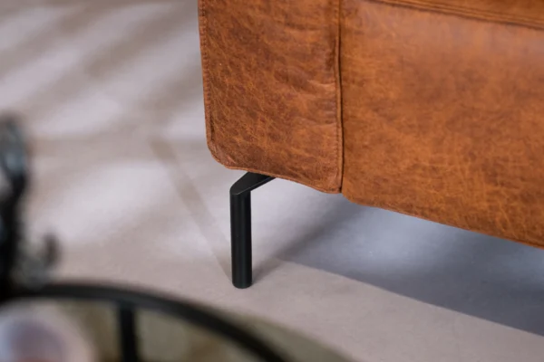 Duurzame, comfortabele en moderne hoekbank in ECO-leder met metalen zwart onderstel. Luxe leren bank 3-zits, lederen sofa - TEAK2.