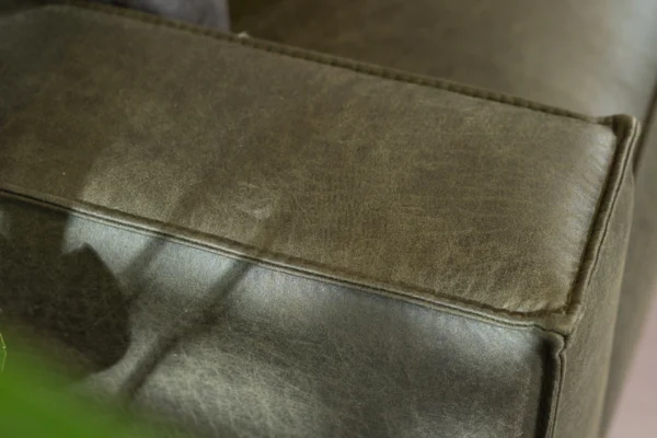 Duurzame, comfortabele en moderne hoekbank in ECO-leder met metalen zwart onderstel. Luxe leren bank 3-zits, lederen sofa - TEAK2.