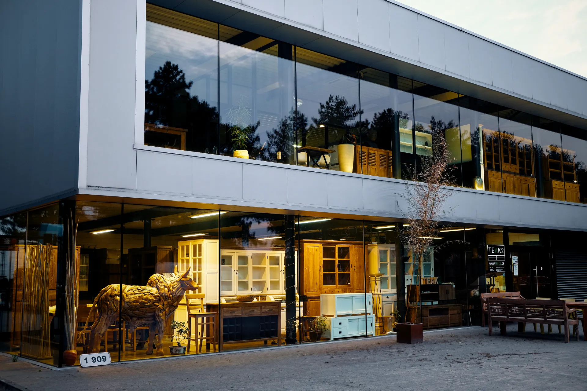 Meubelwinkel in stijlvolle, trendy meubelen voor elk budget. Laat je inspireren door de nieuwste woontrends. Webshop + showroom België, Pelt.