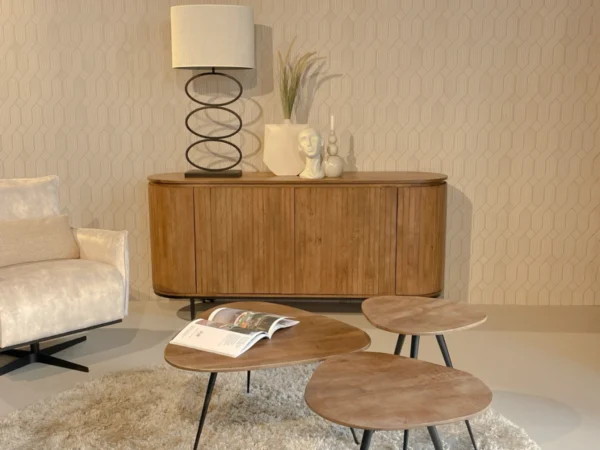 Buffet tendance au look chic, à l'allure élégante. Côtés arrondis et portes battantes, lattes en bois.